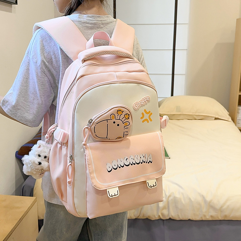 A new Japanese-style backpack with a high level of appearance, fresh, sweet and cute giraffe-shaped design. It is a lightweight and large-capacity backpack for junior and senior high school students full figure