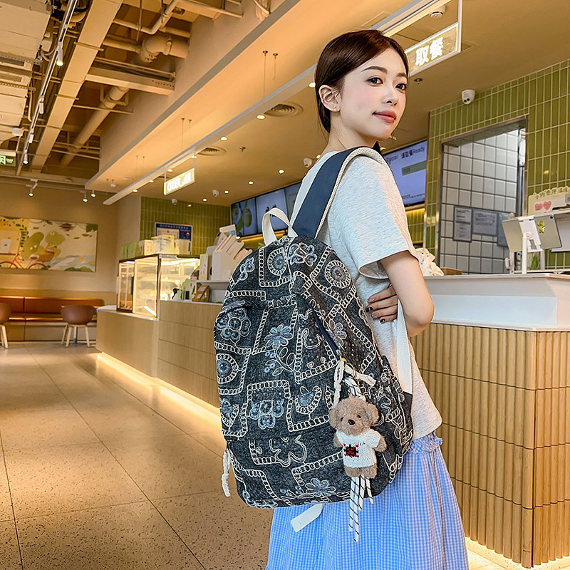 A new high-appearance-level, niche denim backpack for college students, a fashionable, versatile, casual and lightweight backpack for travel and commuting full figure