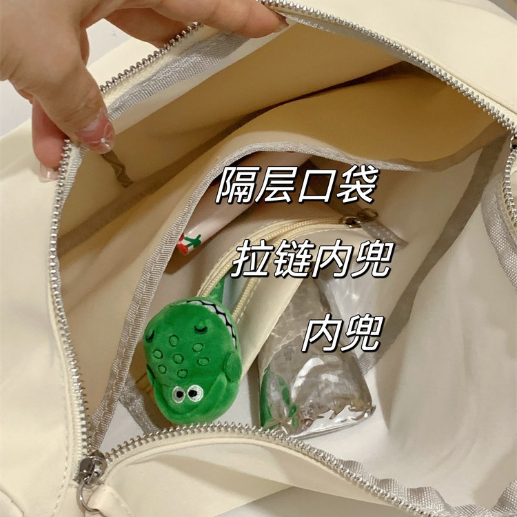 A Japanese InS-style casual and versatile crossbody bag for female college students commuting to class in a simple and artistic solid color tote bag Application Scenario