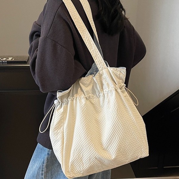A new Korean-style ins solid color lightweight pleated crossbody bag for women's casual, simple and lightweight commuting, fashionable and versatile crossbody bag full figure