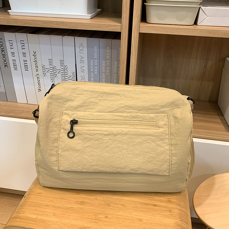 A new minimalist crossbody bag from Japanese and Korean Instagram for men in summer, a lightweight single-shoulder bag for traveling and a daily commuter messenger bag Specification drawing