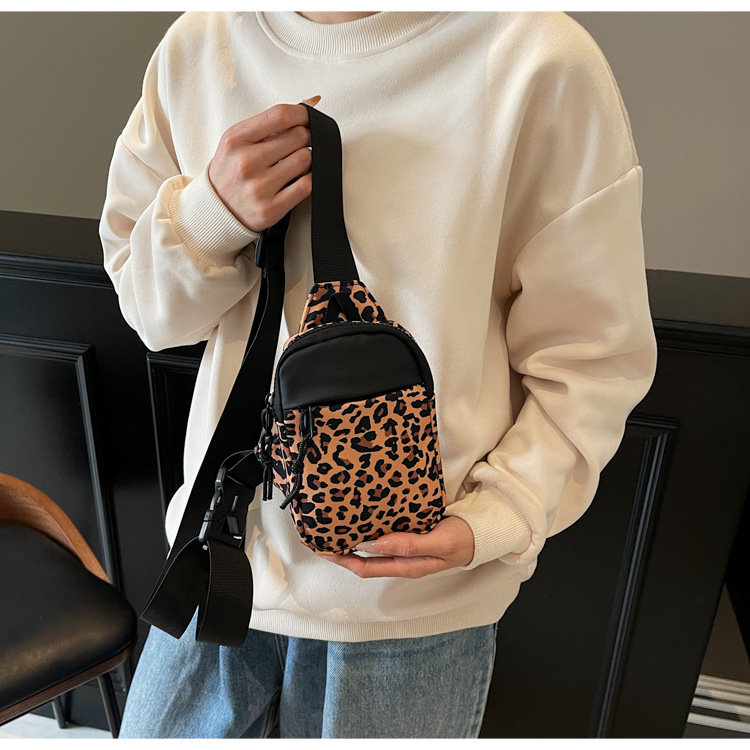 A new retro Japanese and Korean leopard print mini crossbody bag for women, with a high-end color contrast, is portable and sporty for commuting details Picture
