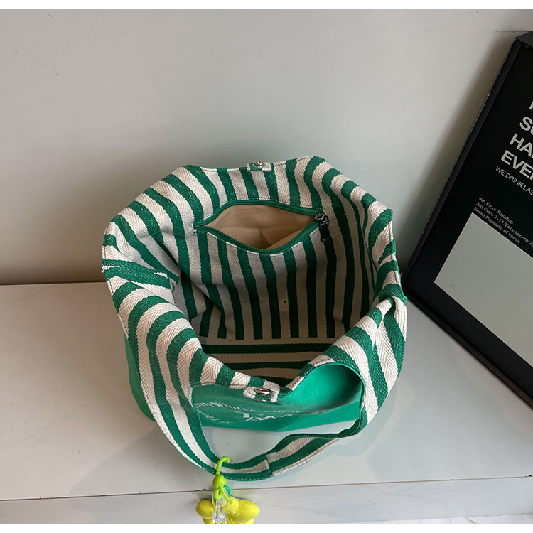 Simple and versatile large-capacity tote bag, Korean-style casual commuting simple single-shoulder bag, artistic and laid-back underarm crossbody bag Application Scenario