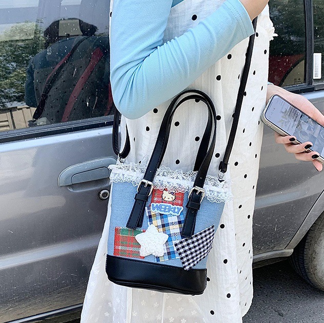 The new autumn mobile phone bag features a niche design and is a denim bucket small bag. It's a retro and versatile hand-held crossbody bag for women in 2024 full figure