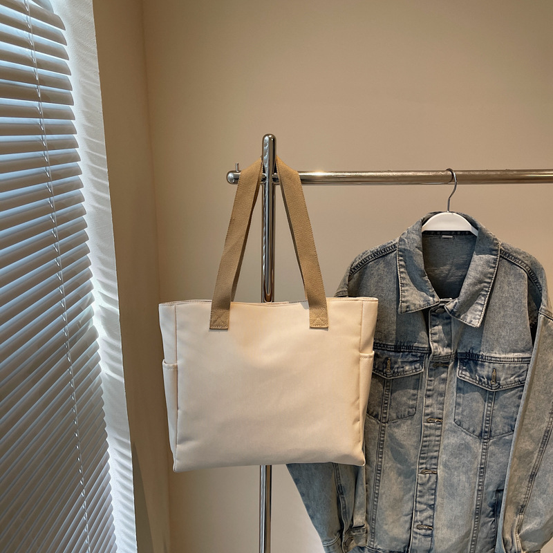 New large-capacity versatile shoulder bag, fashionable handbag, student commuting bag for classes, light and simple tote bag Application Scenario