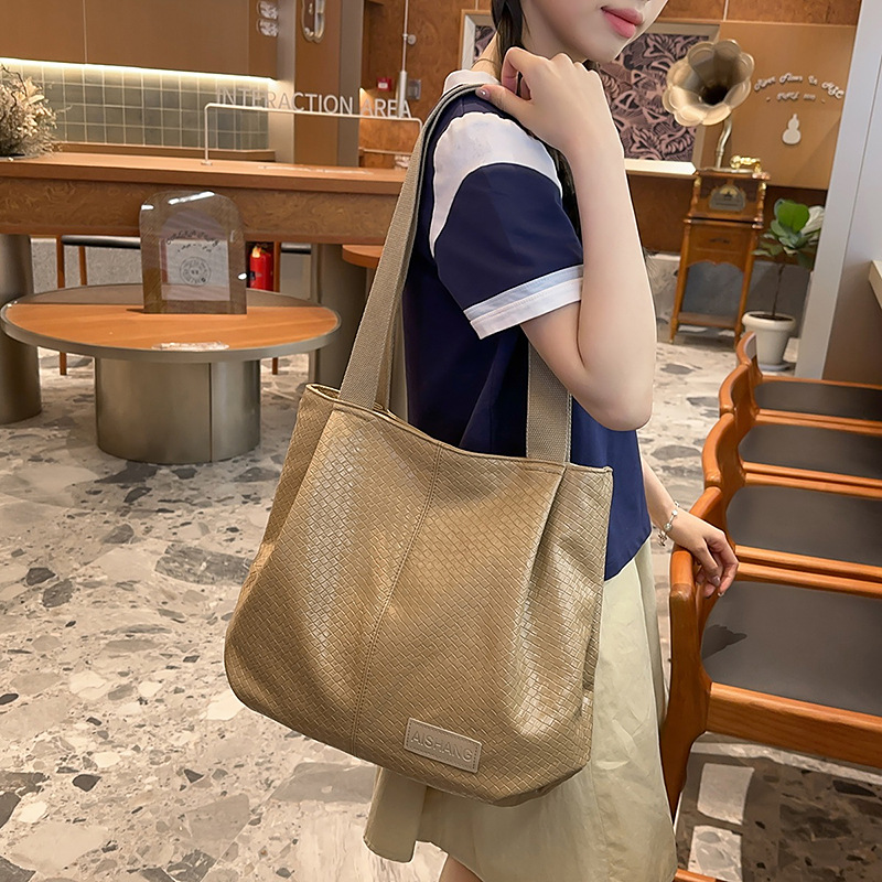 The new woven pattern soft pu single-shoulder bag for women's foreign trade has a large capacity, is casual and versatile, and is a tote bag for college students' classes details Picture