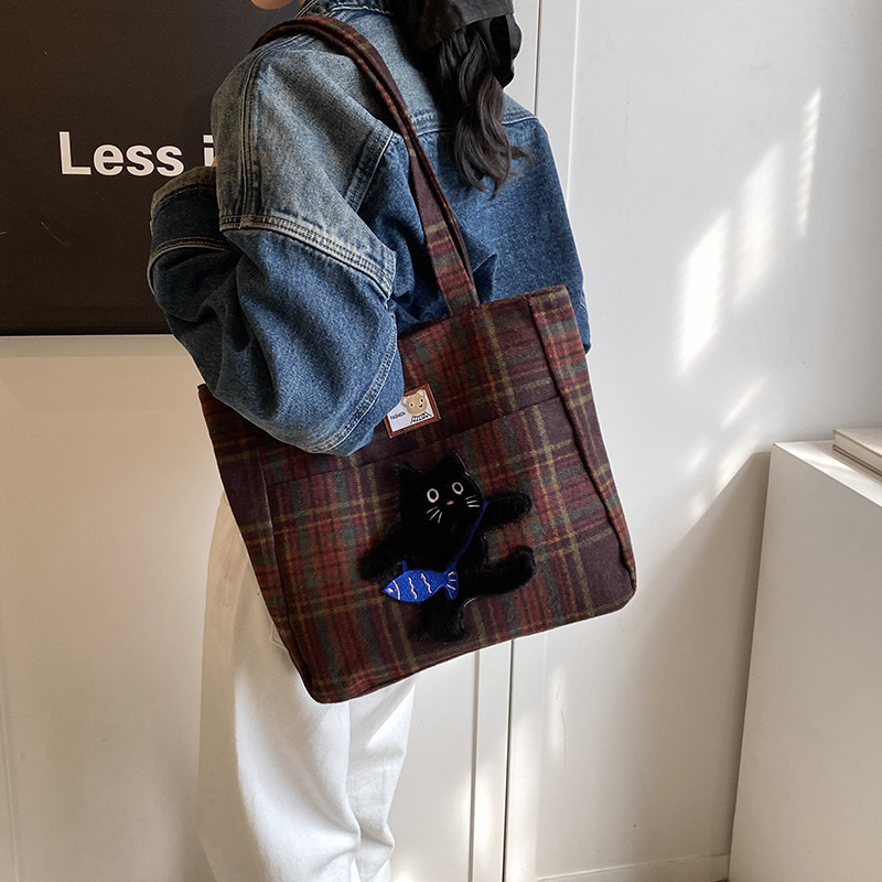 The new 2025 large-capacity casual checkered tote bag with a fresh and artistic style, is a personalized and creative single-shoulder bag for students details Picture