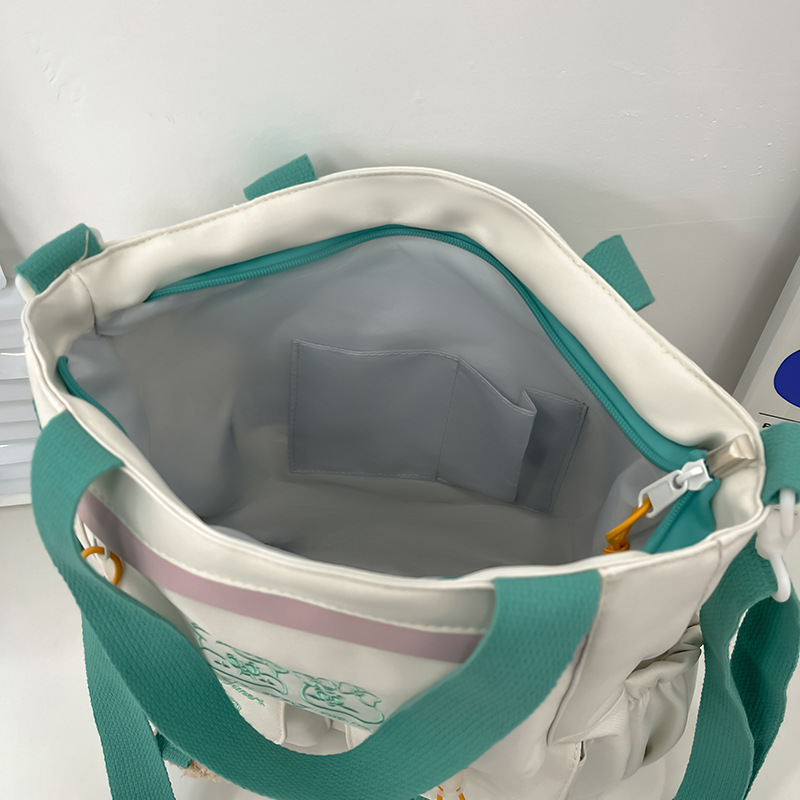 This Japanese-style ins schoolbag is versatile and cute in contrasting colors. It's a two-piece backpack set for primary and secondary school students in grades three to six Application Scenario