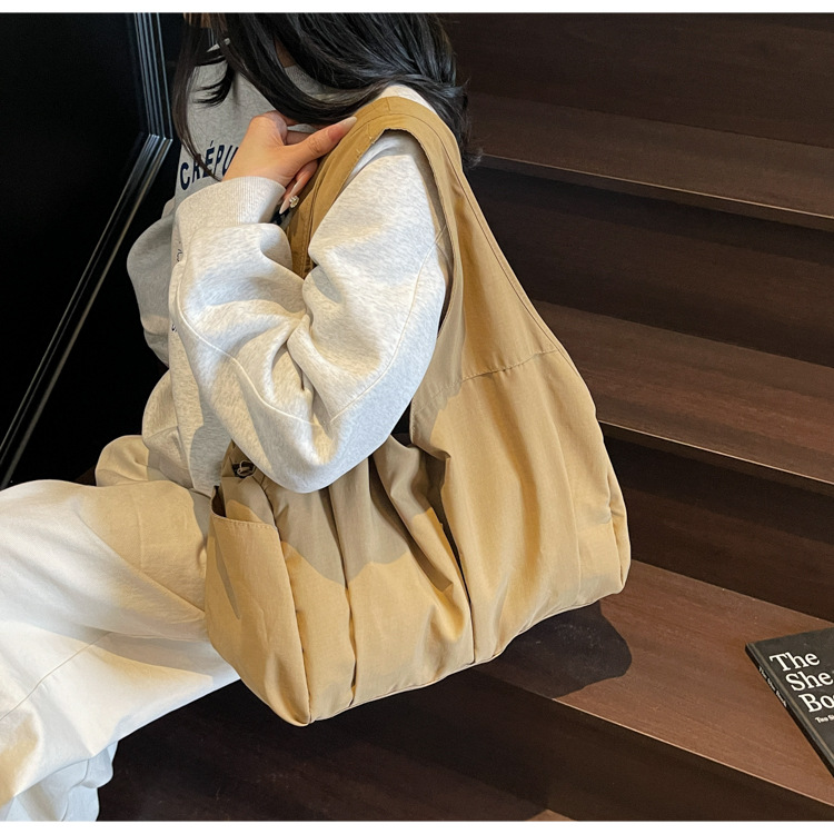 Large-capacity tote bag for women, 2025 new style, fashionable and versatile single-shoulder bag, casual commuting handbag, sports and fitness bag details Picture