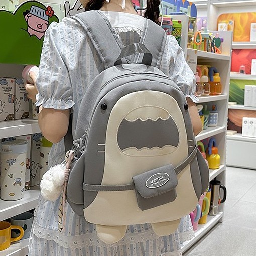 A new high-appeal, fresh and sweet, color-blocking and cute shark bag for women's casual and lightweight backpacks from Japanese Instagram details Picture
