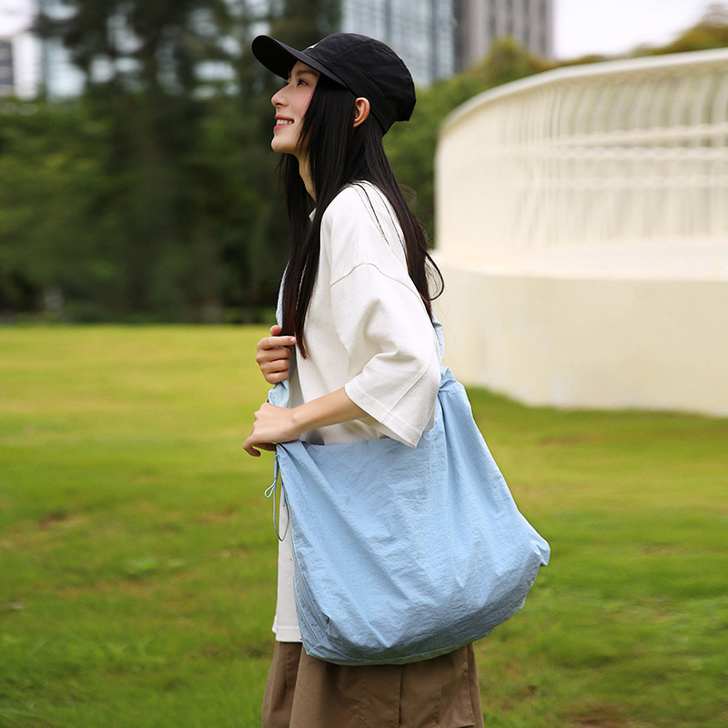 A new Korean-style ins solid-color lightweight pleated tote bag for women's casual, simple and lightweight travel crossbody full figure