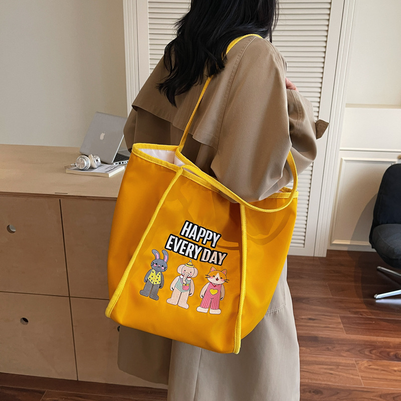 A new Korean-style Instagram fresh and cute animal-embroidered tote bag for women in a solid color, simple and lightweight, large-capacity crossbody bag details Picture