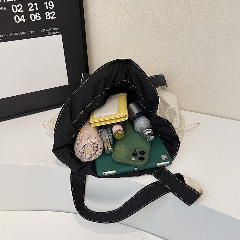 A new Korean-style ins solid color lightweight pleated crossbody bag for women's casual, simple and lightweight commuting, fashionable and versatile crossbody bag Application Scenario