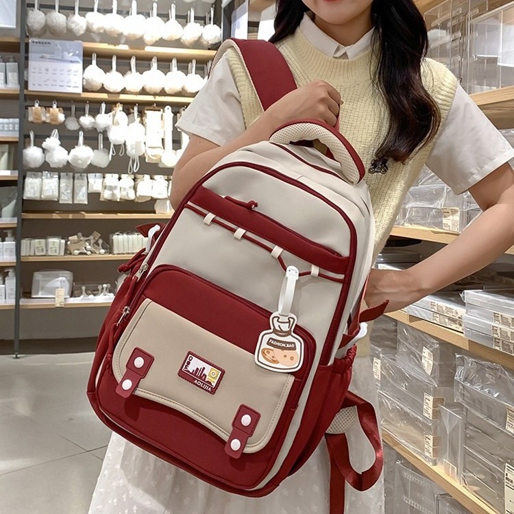 This Japanese-style Instagram cute girl's school backpack is versatile, with a large capacity and contrasting colors. It's a backpack for primary and secondary school students with a high level of appearance full figure
