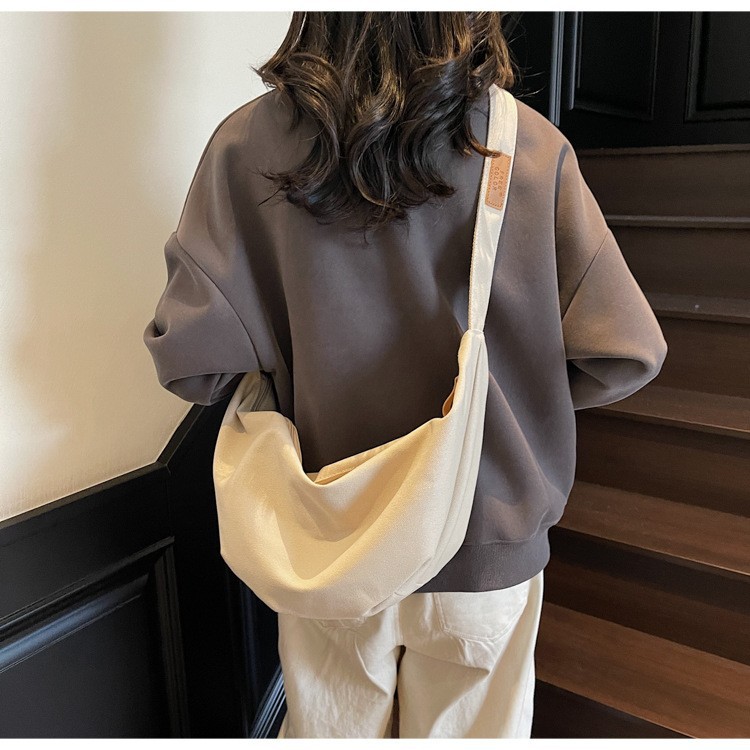 A new high-appeal Korean-style ins solid color simple crossbody bag with a high-end texture, a casual single-shoulder bag for college students and couples full figure