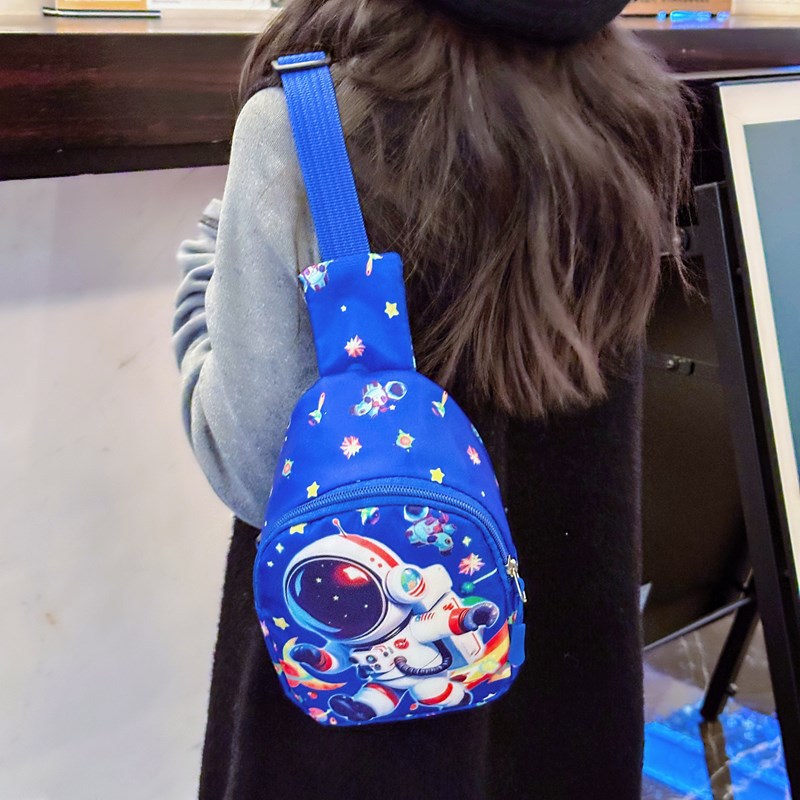 Children's chest bag with diagonal cross, 2025 new cartoon cute children's back-protecting kindergarten bag, printed boys' bag Application Scenario