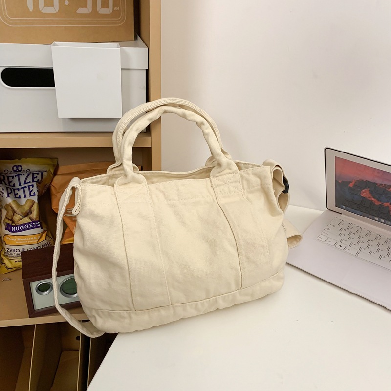 A simple and stylish Japanese Instagram casual canvas single-shoulder bag, a literary and artistic hand-held crossbody bag for a girl's outing Application Scenario