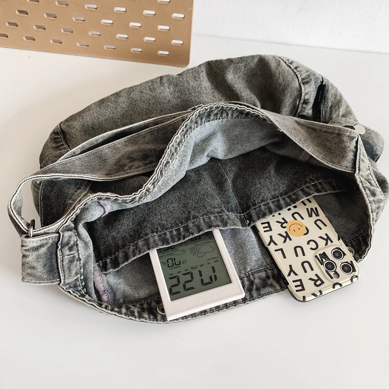 Japanese retro denim crossbody bag for women, 2024 new style casual and laid-back tote bag, daily commuting single-shoulder bag Application Scenario