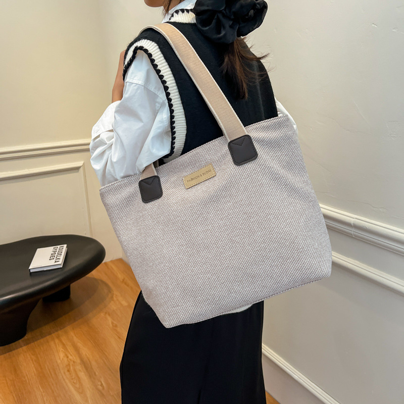The new autumn and winter tote bag is a versatile, fashionable and casual handbag with a large capacity and a laid-back Korean-style single-shoulder bag for women full figure