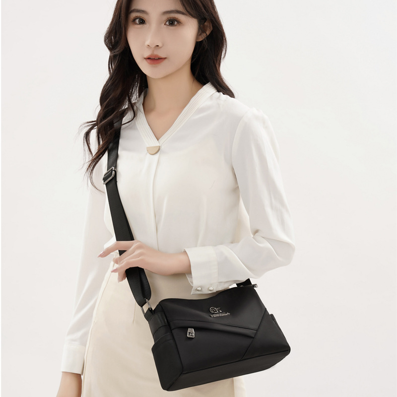 The 2025 new fashionable, trendy and high-end women's single-shoulder small bag, Korean version, large capacity, versatile for commuting, mom's crossbody bag details Picture
