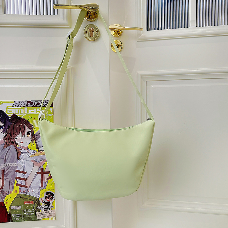 A new high-quality, fresh and cute printed crossbody bag for junior and senior high school students. It is a casual, simple, lightweight and versatile commuting crossbody bag Specification drawing