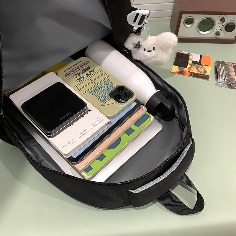 A new Korean-style backpack with a high aesthetic level and a college style, featuring letters, is a casual, simple, lightweight and versatile backpack for junior and senior high school students Application Scenario