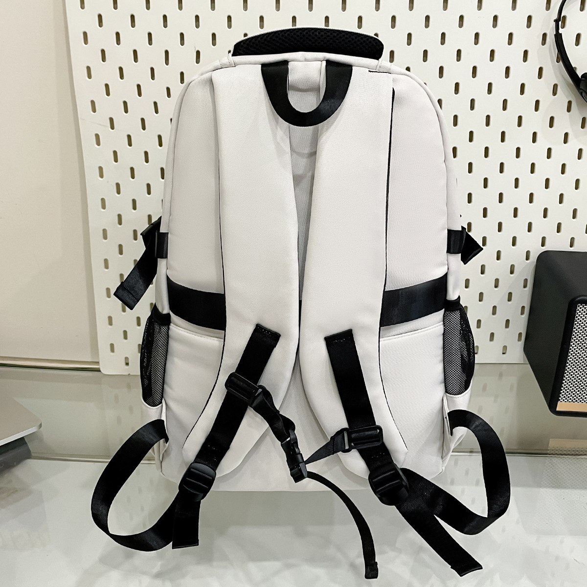 A new Korean-style Instagram backpack with a high aesthetic level, cool and trendy multi-pocket design, simple and lightweight, and a large capacity backpack for travel and mountain climbing Specification drawing