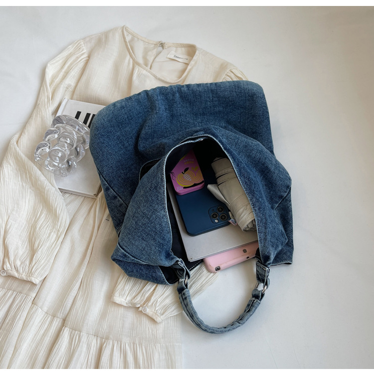A new minimalist denim tote bag with a laid-back style and a strong female lead, a large-capacity versatile single-shoulder bag for college students' commuting to class Application Scenario
