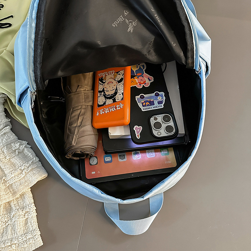 A new Japanese-style backpack with a high aesthetic level and a college style. It is a versatile large-capacity backpack for high school and junior high school students, suitable for casual and simple commuting Application Scenario