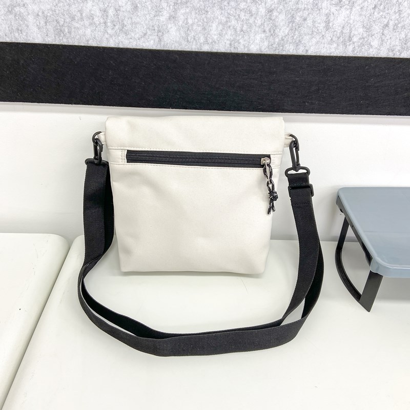 A new Korean version of a stylish small crossbody bag for men and women, casual and simple outdoor sports, lightweight and portable, mountaineering crossbody bag Specification drawing