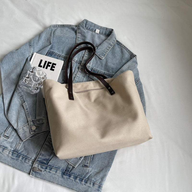 Korean casual letter-printed canvas large bag for women, a new spring 2025 fashionable single-shoulder bag and commuter tote bag Application Scenario