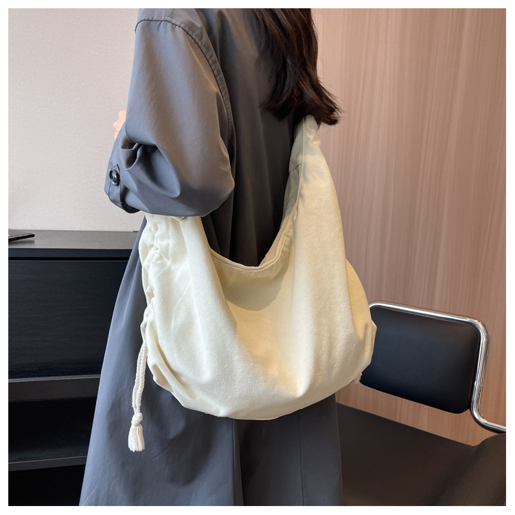 This crossbody bag is a dual-purpose bag for female college students' classes. It features an ins style, a large capacity solid color canvas commuting single-shoulder bag from Japan and South Korea details Picture