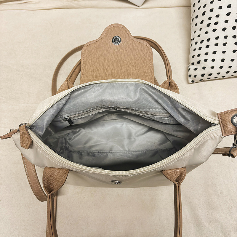 This is a new summer versatile and fashionable crossbody bag with a niche design. It is a waterproof and large-capacity single-shoulder bag for commuting and shopping Specification drawing