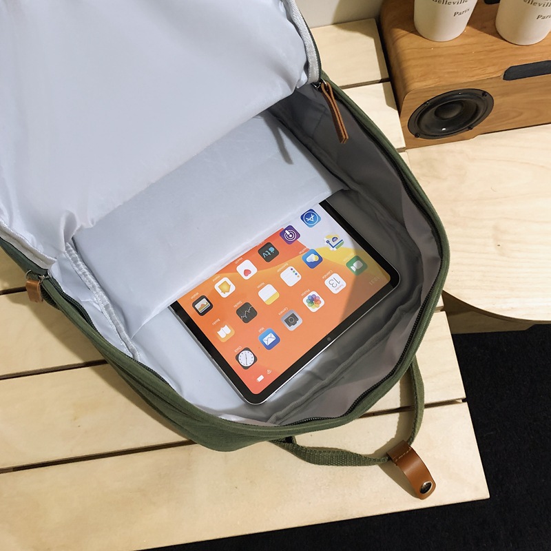 A new minimalist backpack for foreign trade, a Korean-style ins solid color, artistic style, and a lightweight backpack for college students' commuting to class Application Scenario