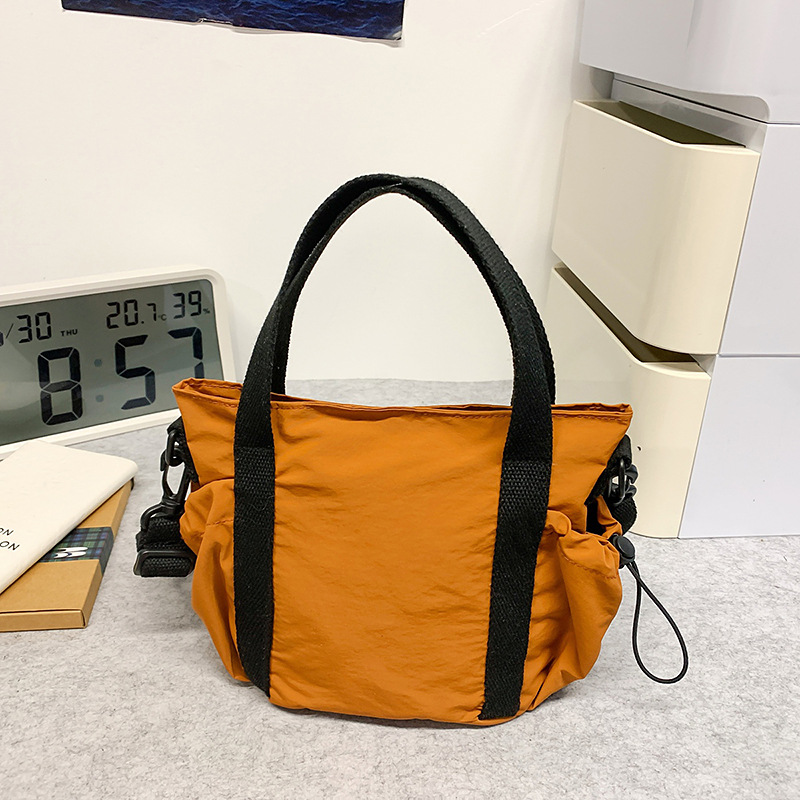 The Korean version of the Instagram minimalist large-capacity crossbody bag is versatile for commuting, work, and school. It is a single-shoulder bag and a small crossbody bag for outdoor sports Application Scenario