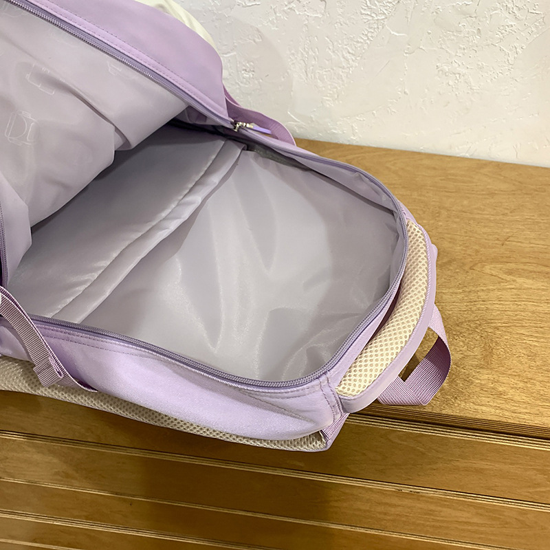The new 2025 color-blocking design schoolbag is a Korean-style, Japanese-style backpack for college students and a fashionable, lightweight backpack for young girls Application Scenario