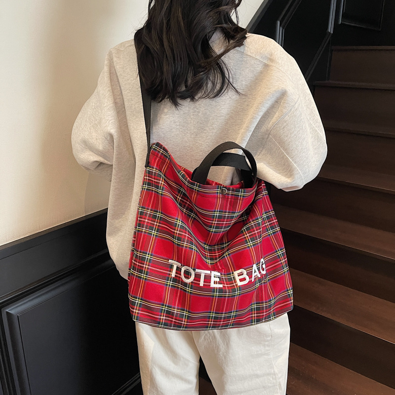 A new popular Korean niche artistic checkered large-capacity tote bag, a casual and versatile single-shoulder bag for female students during class full figure