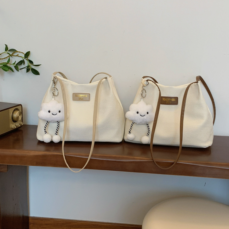 Casual large-capacity autumn new style, stylish 2024 solid color commuter single-shoulder underarm tote bag, women's crossbody bag Application Scenario