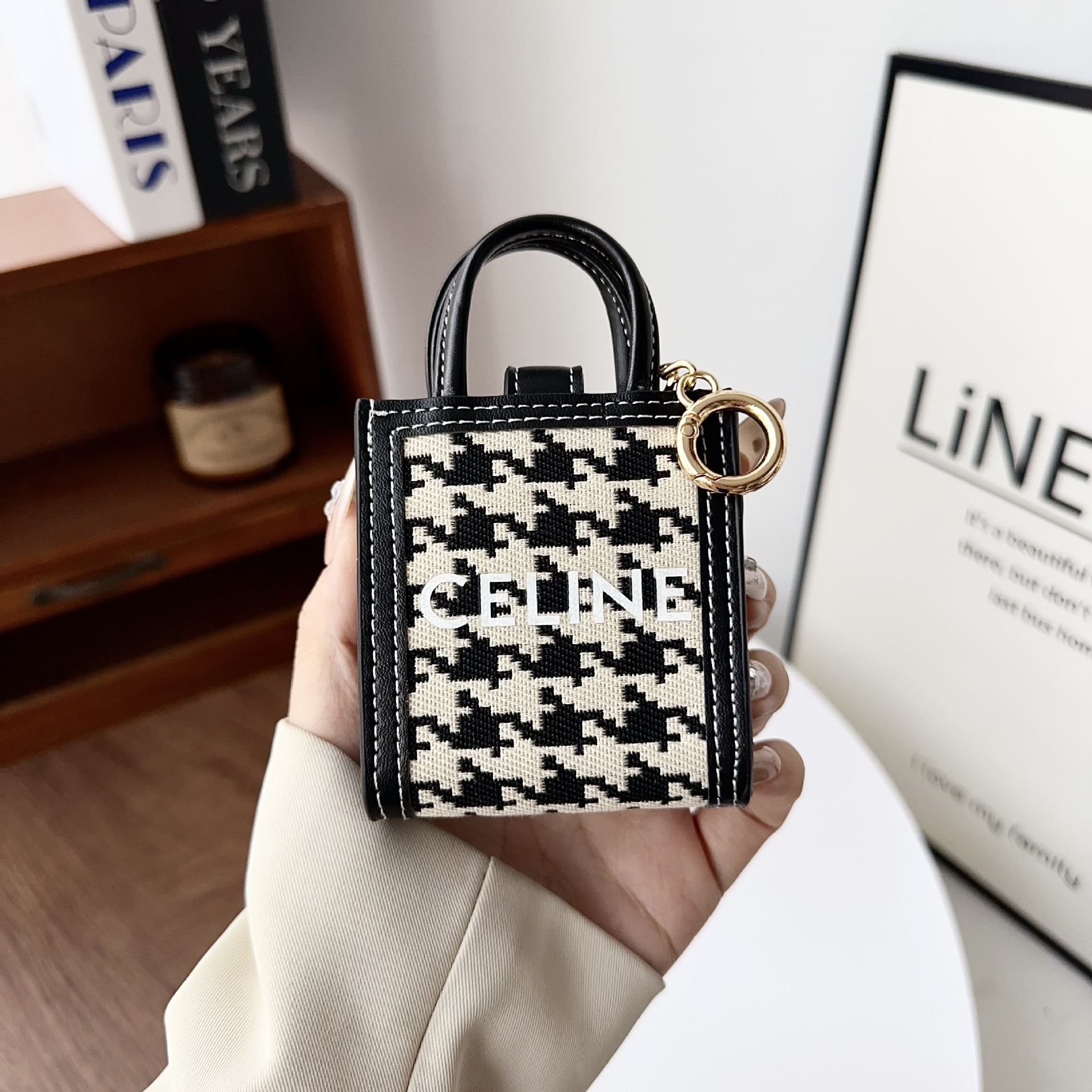 Fashionable crossbody rope earphone case, Airpods protective case, 3rd generation wireless Bluetooth earphone shell, leather coin purse suitable Application Scenario