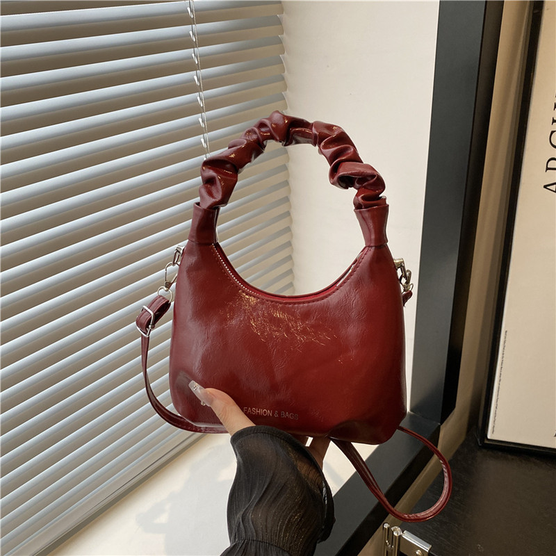 A trendy, pleated and versatile Korean style Instagram handbag, a new summer fashion, individual and casual crossbody bag for women full figure