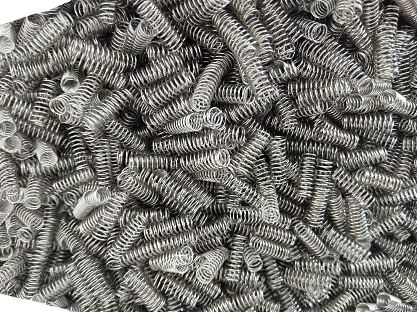 The manufacturer produces and processes the modified high-strength, high-temperature resistant, corrosion-resistant and fatigue-resistant flashlight spring full figure
