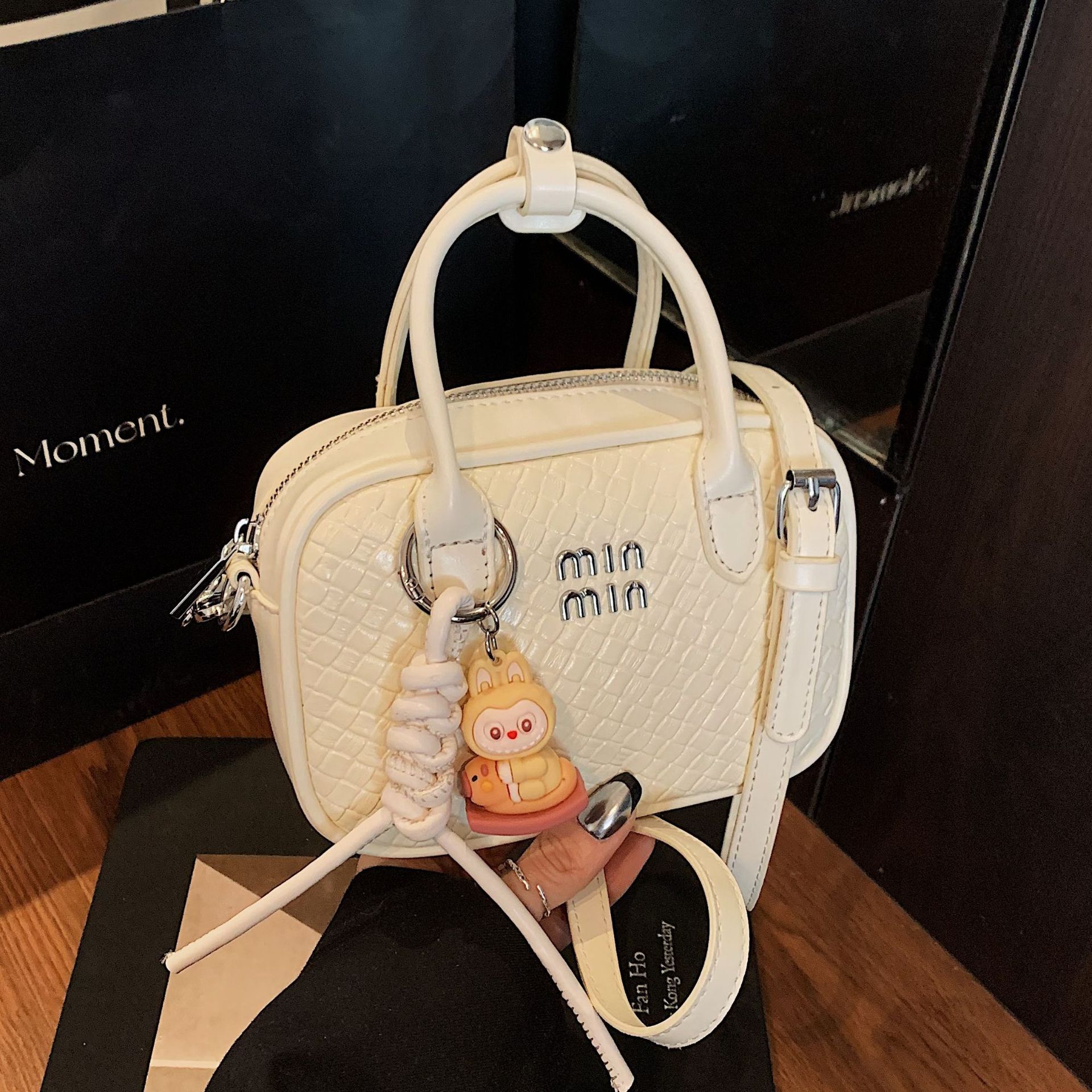 Korean casual hand-held commuting small square bag for women, new summer 2025 trendy and fashionable single-shoulder bag, simple crossbody bag full figure