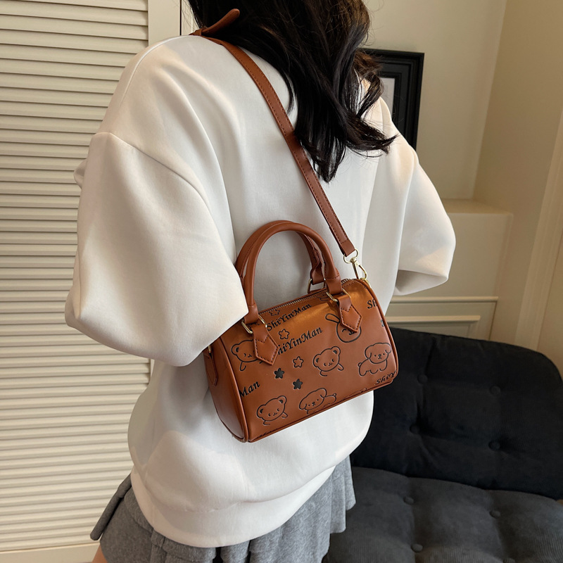 2025 New style casual travel pillow bag for women, simple, fashionable, high-end, versatile for commuting, embossed hand-held shoulder bag details Picture
