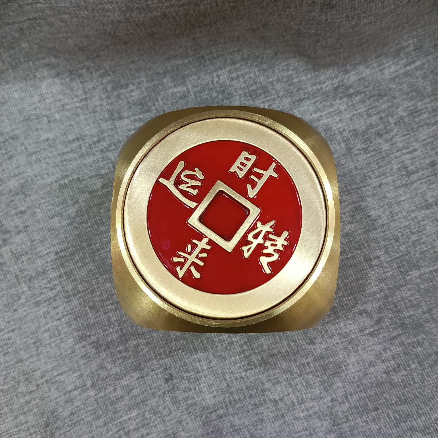 The Zhonggong Craft hand-held piece is a cube with five emperors and six sides rotating, and the mountain ghost and the god of Wealth rotate Item Picture