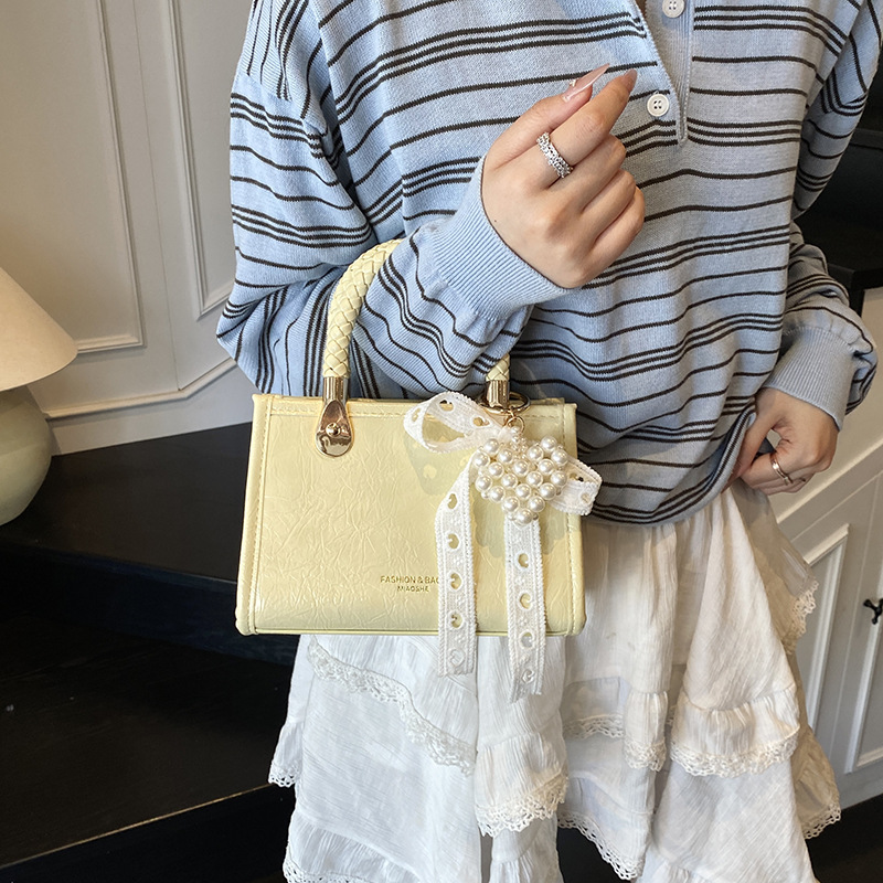 A high-end, fashionable and versatile small square handbag for women in 2025, a simple and elegant single-shoulder crossbody bag in solid color details Picture