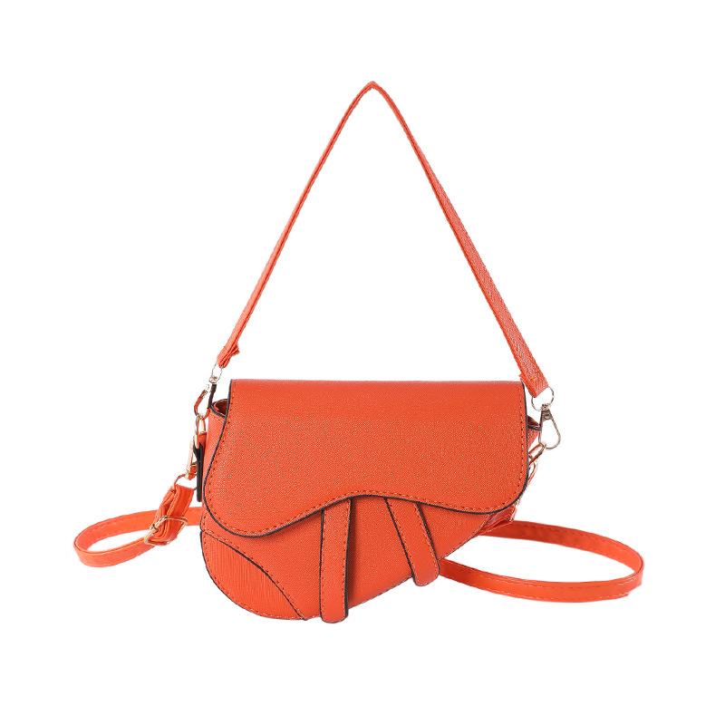 Casual and stylish women's single-shoulder crossbody bag, a new winter fashion and casual saddle bag for women in the Korean style Item Picture