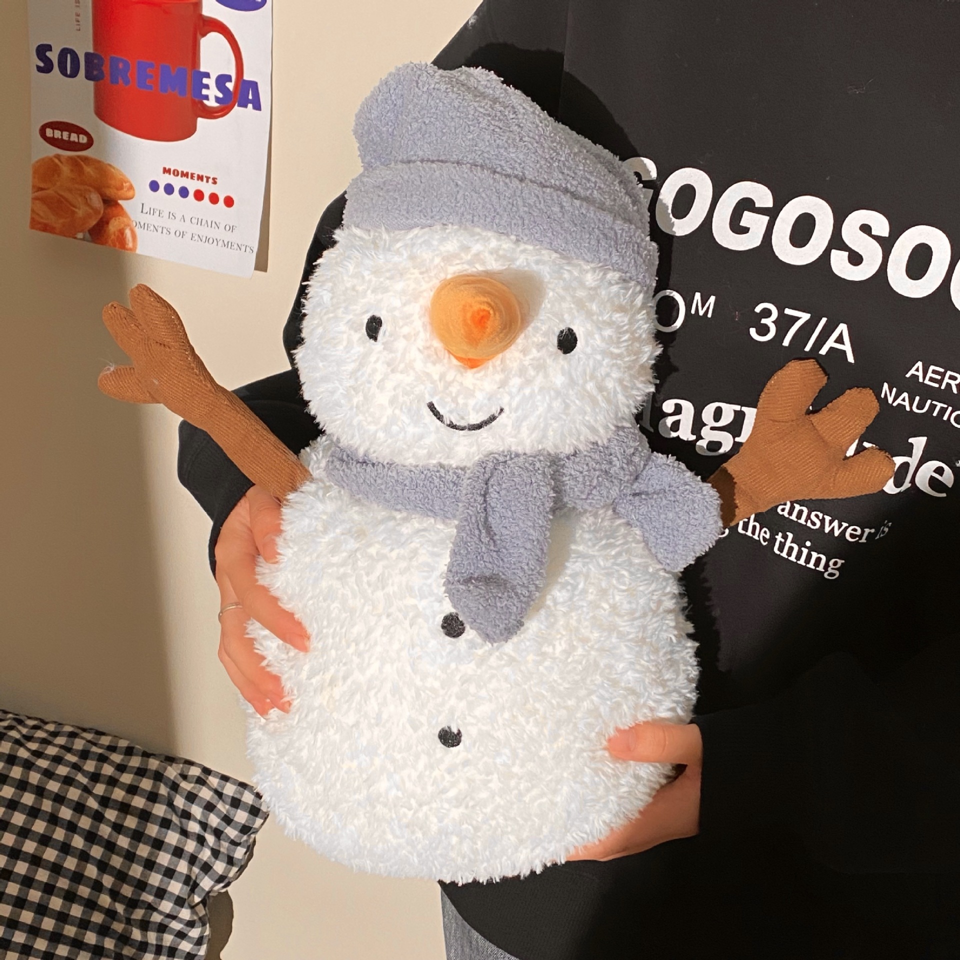 Blue Hat Snowman Hot Water Bag, new portable and cute student no-water-filling explosion-proof electric hot water bag, warm water bag, hand warmer Application Scenario