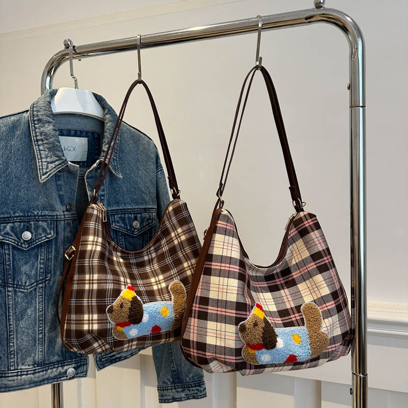 The checkered crossbody bag for women, a new 2024 stylish large-capacity travel backpack, a versatile and multi-functional tote bag for classes Application Scenario