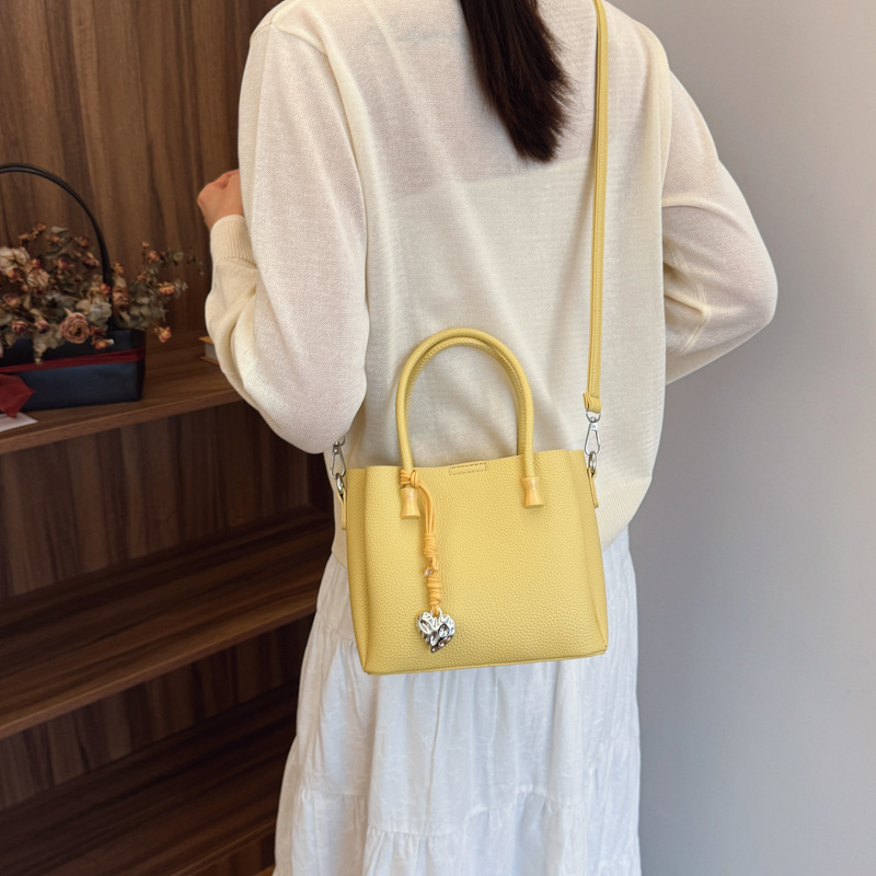 A trendy and high-quality hand-held bucket bag for women 2025, a new versatile solid color casual and stylish single-shoulder crossbody bag Application Scenario