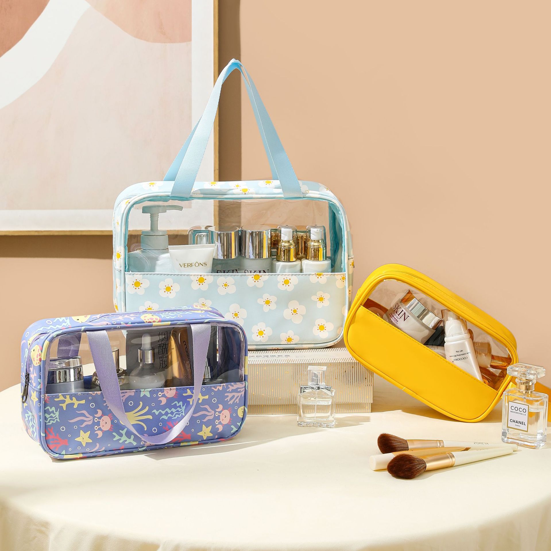 Printed transparent cosmetic bag, waterproof spliced toiletry bag, large-capacity travel storage bag, hand-held portable storage bag Specification drawing